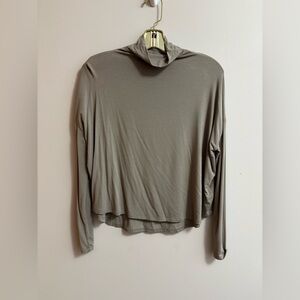 ✨3 FOR $20✨ Aritzia Babaton Long sleeve shirt